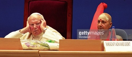 Pope John Paul II & Hindu Swami at Vigyan Bhavan, New Delhi, 7 Nov. 1999.