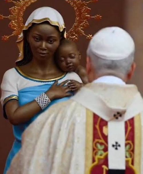 Pope Leo prays before an African Virgin Mary.